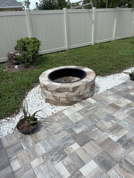 fire pit - 11241 Temple Ct