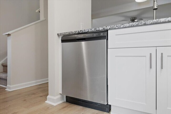 Building Photo - Beautifully Renovated Townhome For Rent In...