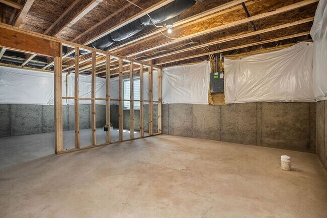 Building Photo - 5643 Claremount St