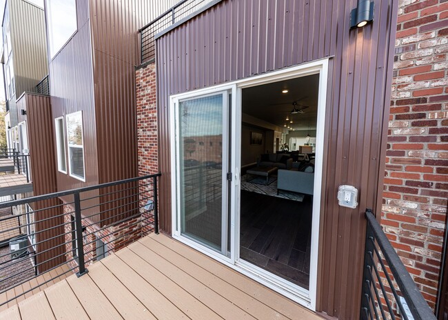 Building Photo - Luxury Executive Westside Townhouse with E...