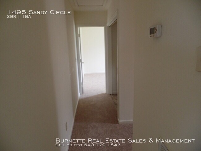 Building Photo - 1495 Sandy Cir