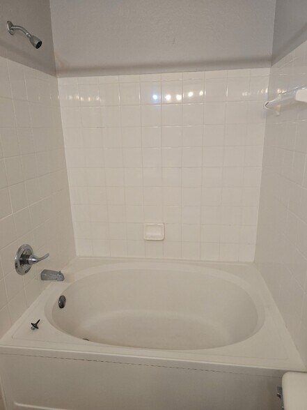 Building Photo - 4240 Summer Landing Dr