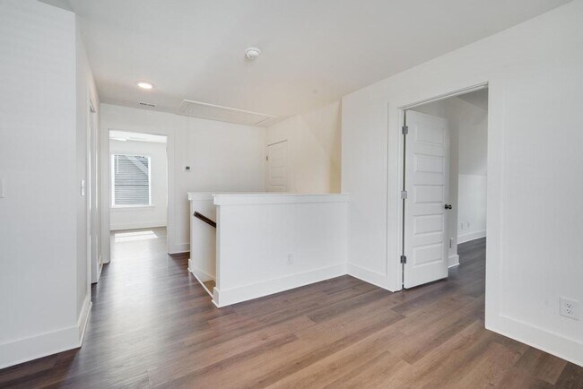 Building Photo - Primary suite on main level, bonus loft space upstairs!