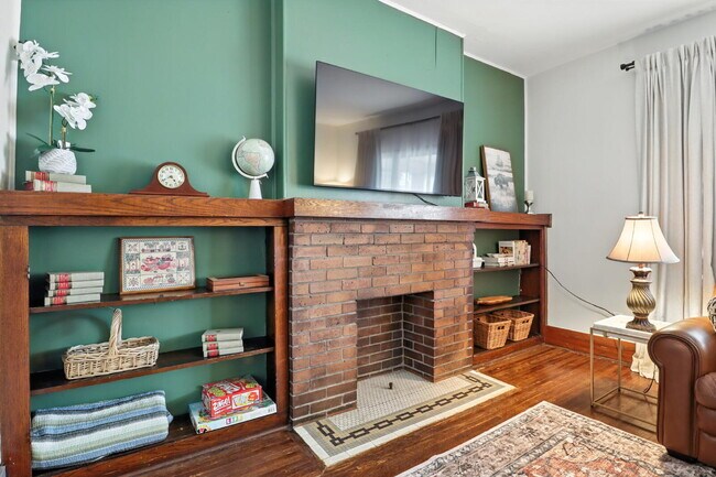 Building Photo - Fully Furnished 3-Bedroom Main-Floor Apartment in North Buffalo