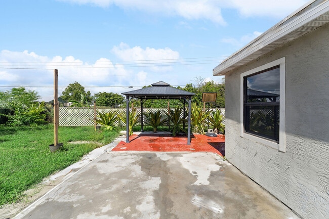 Building Photo - 480 SW Lakehurst Dr