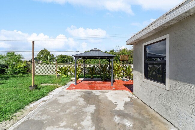 Building Photo - 480 SW Lakehurst Dr