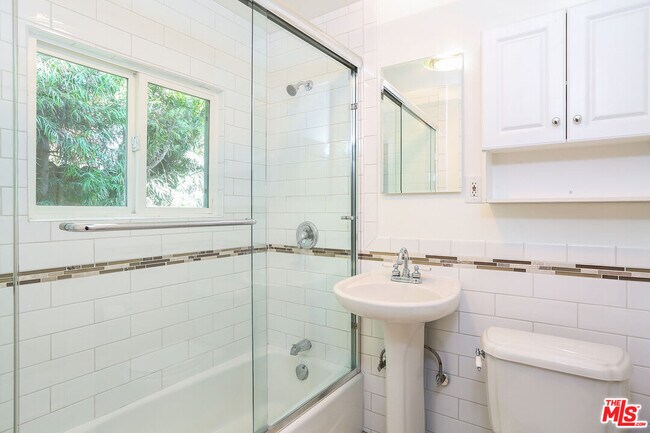 Building Photo - 252 Hampton Dr