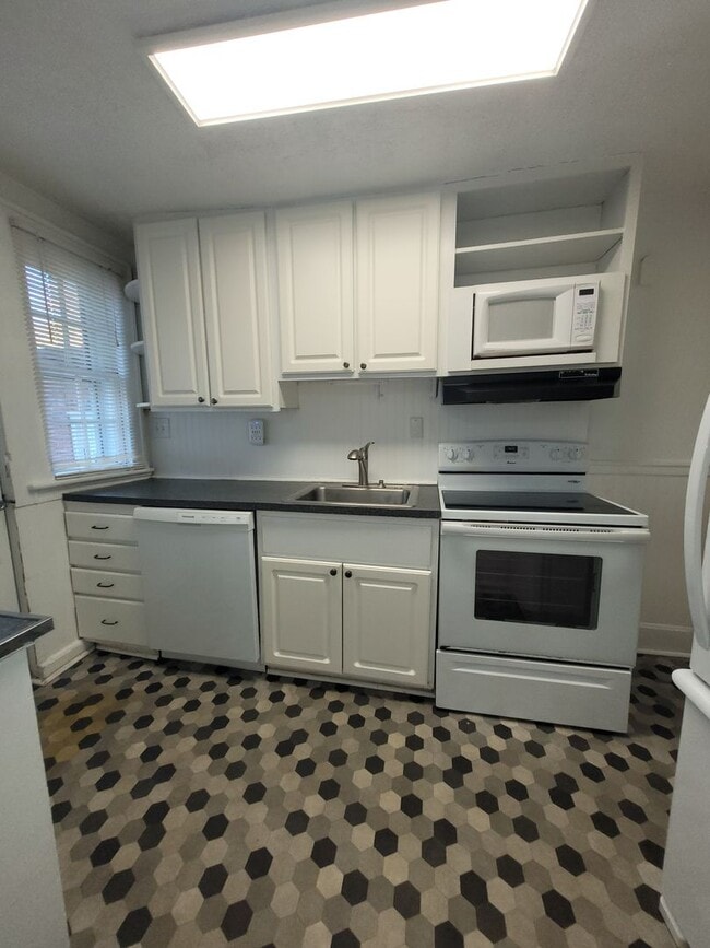 Building Photo - Monterey1408