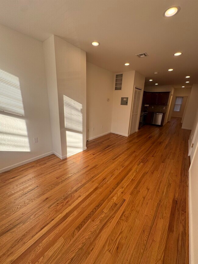 Building Photo - 142 Webster Ave