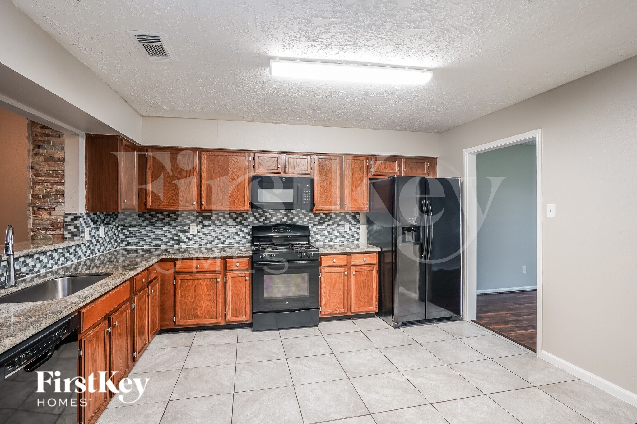 Building Photo - 17927 Lake Manor Dr