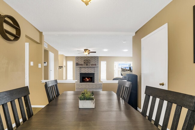 Building Photo - 5664 Longview Dr