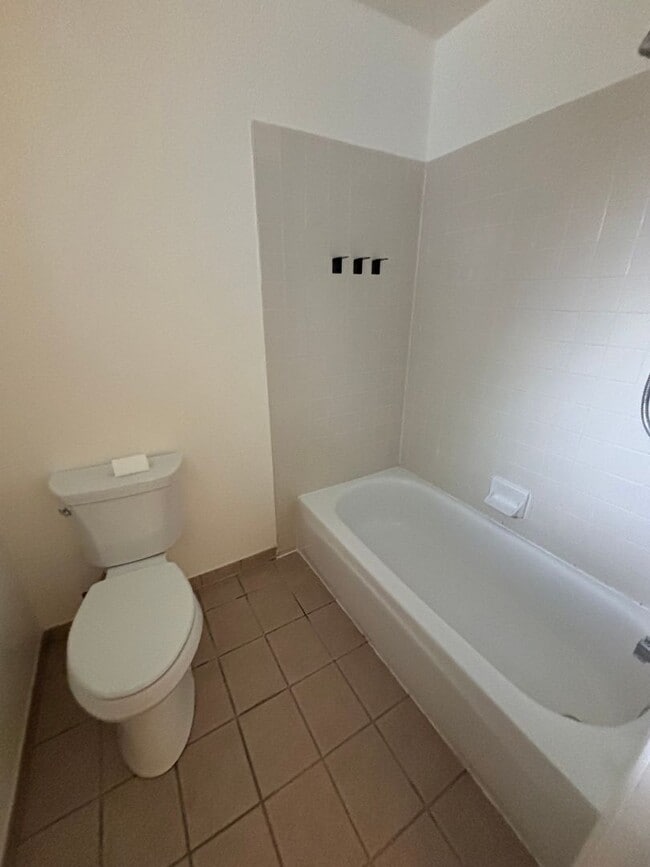 Building Photo - Beautiful 3 Bedroom, 1.5 Bath Townhome Available now!