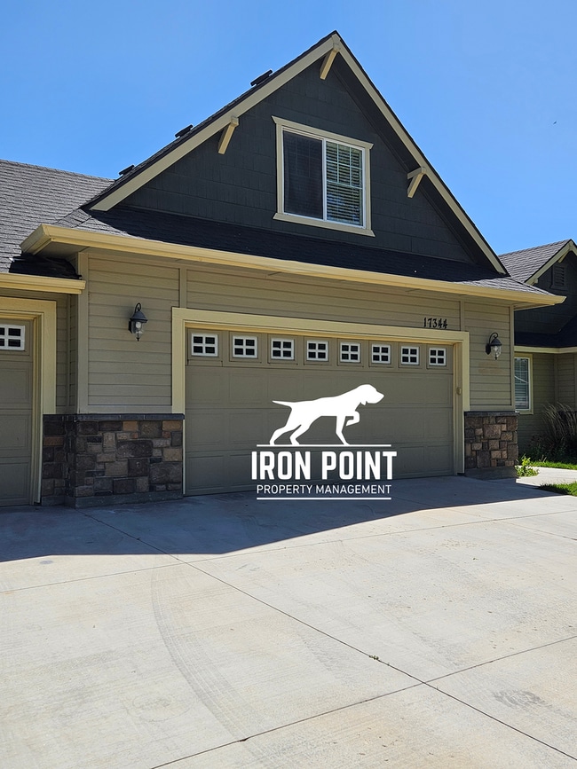 Building Photo - 3bed/2bath w/3 car garage, upstairs bonus room, vaulted ceilings, & fenced yard.