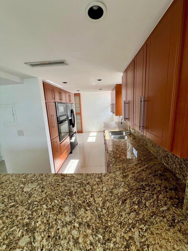 Building Photo - 1175 NE Miami Gardens Dr