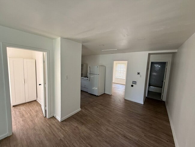 Building Photo - Charming 2 Bed / 1 Bath Duplex with big shared Backyard