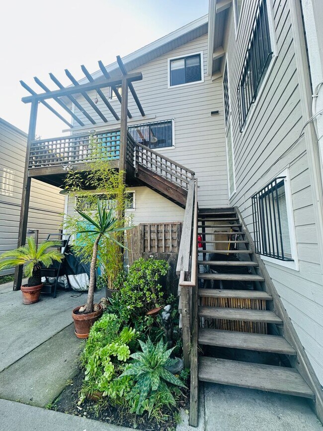 Building Photo - West Oakland 5th St