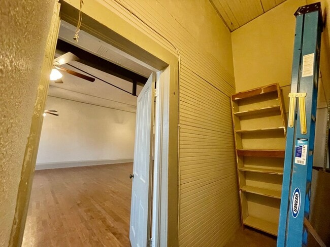 Building Photo - 105 W Hickory St