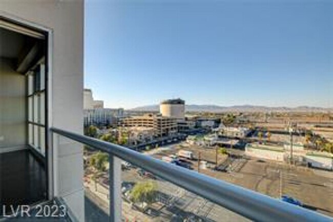 Building Photo - GORGEOUS DOWNTOWN HIGHRISE CONDO FOR LEASE!