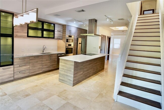 Building Photo - 615 Santander Ave