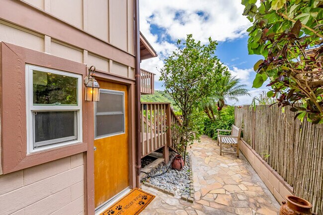 Building Photo - 975 Uwao St