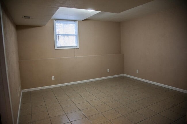 Building Photo - 33 Old Orchard Ln