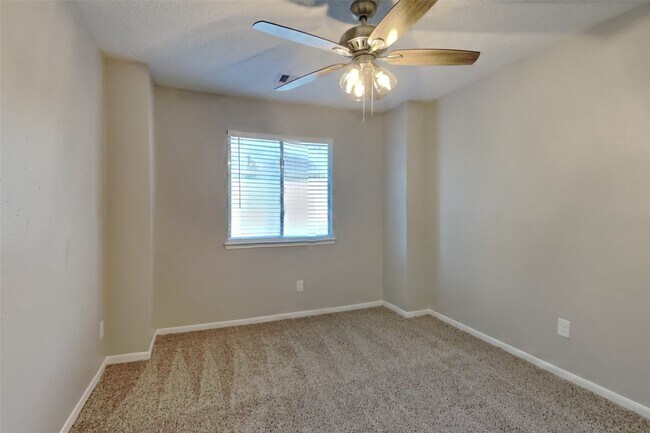 Building Photo - 20402 Avery Point Dr