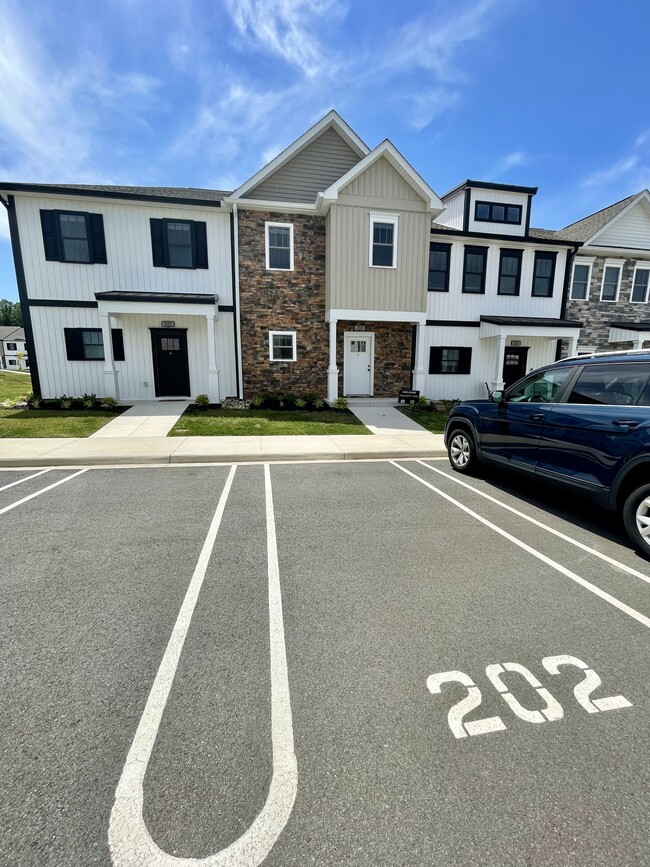 Building Photo - 556 Leesville Rd