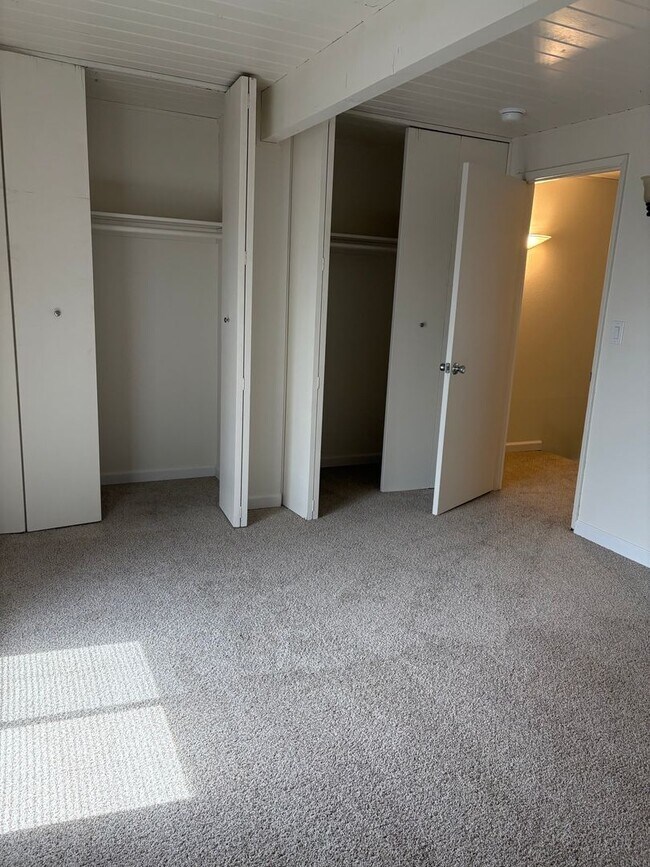 Building Photo - Beautiful townhome in the heart of Tigard ...