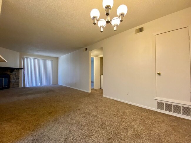 Building Photo - 1 Bed 1 Bath Aurora Condo Located Near Che...