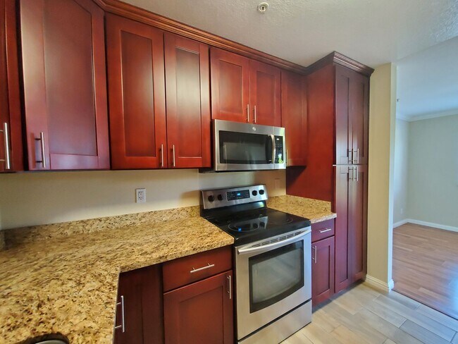 Building Photo - Spacious 2 bedroom 2 bath condo with perfect floor plan