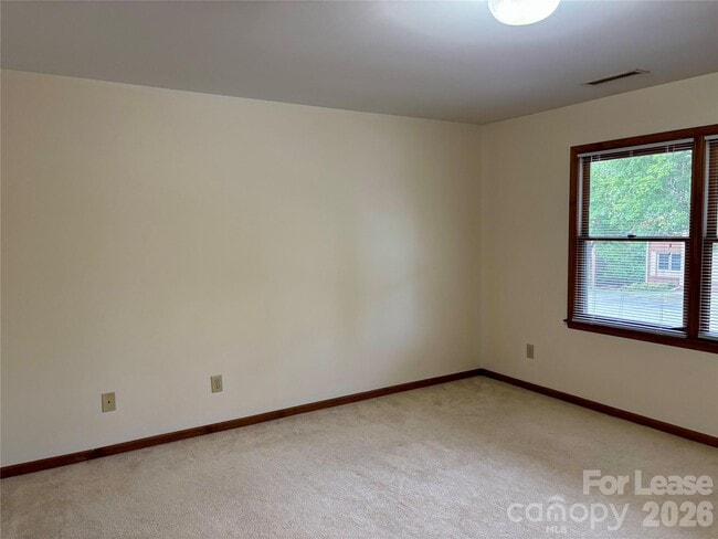 Building Photo - 153 Hillcrest Dr