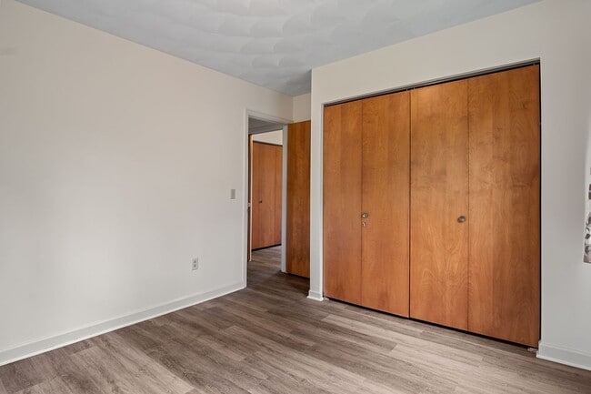 Building Photo - 3 or 4 Bed/ 3 1/2 bath