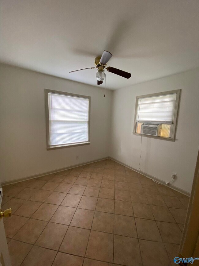 Building Photo - 1512 Oakwood Ave NE