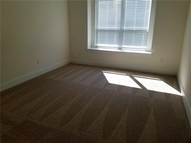 Building Photo - 1614 Roseburg Dr