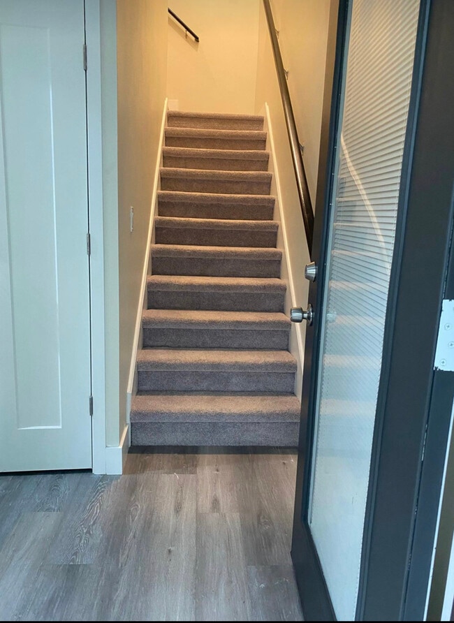 Building Photo - 413 S Melville Ave