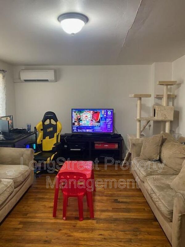 Building Photo - 350 SE Lilly