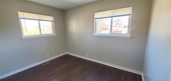 Building Photo - Adorable 3 bedroom, 1 & 1/2 bath home loca...