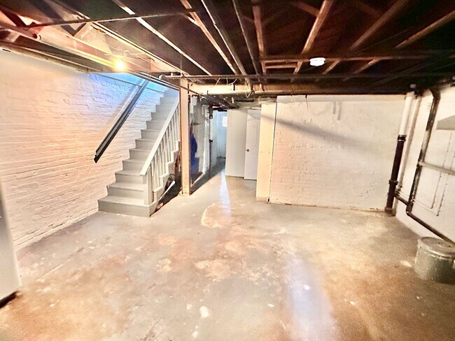 Building Photo - Spacious 6 bedroom 3.5 bath Tudor Townhouse w/Deck close to Georgetown University & Hospital