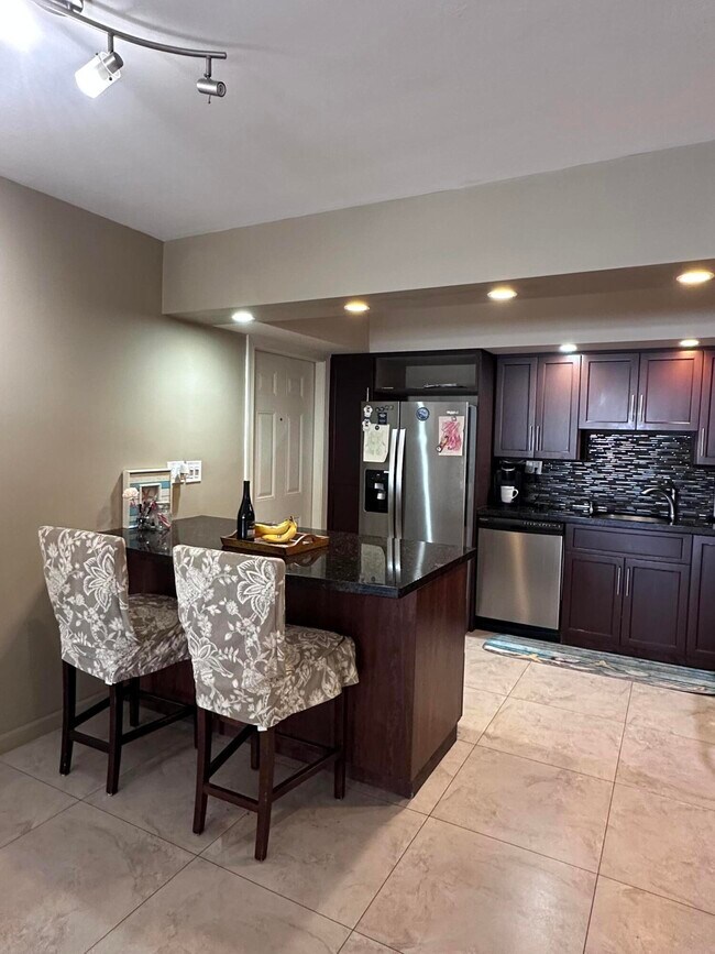 Building Photo - 3121 NE 51st St