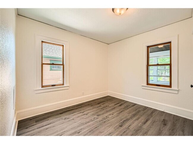 Building Photo - 1083 Western Ave N