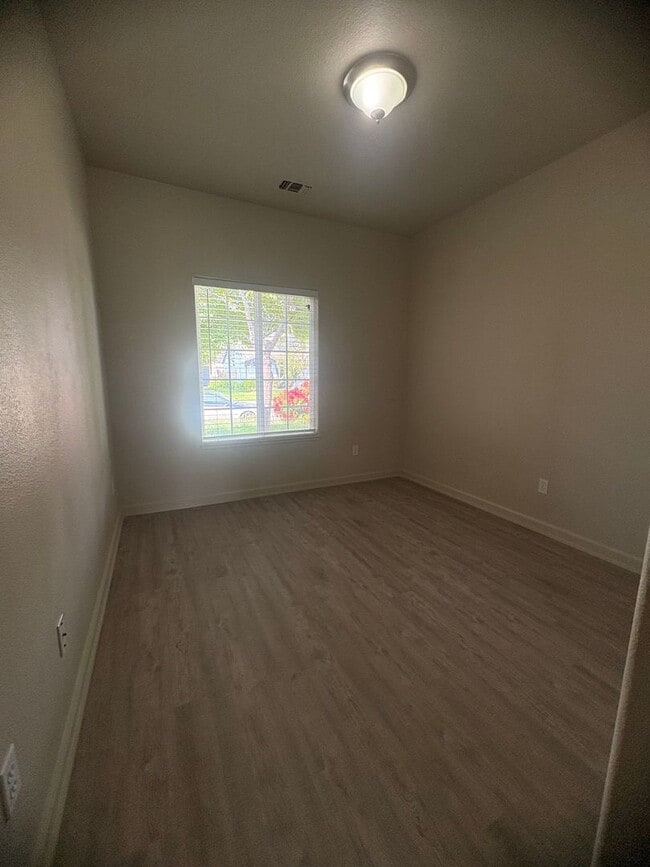 Building Photo - Nice 3-Bedroom House