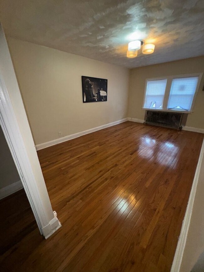 Building Photo - Charming 1 Bedroom Apt