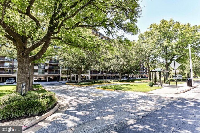 Building Photo - 1300 Army Navy Dr