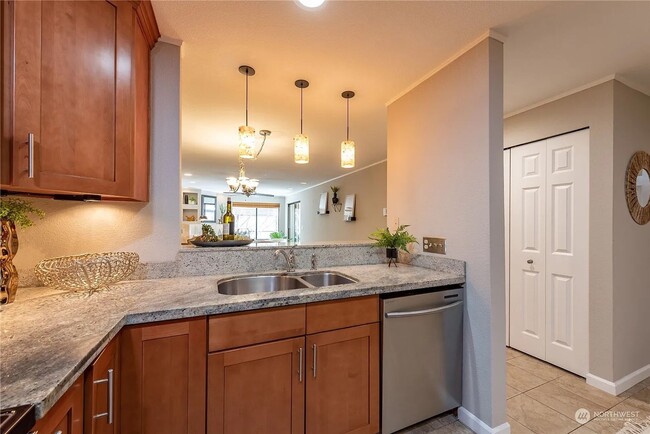 Building Photo - WS Condo Remodeled! 2BR/1.75BA w/ garage p...