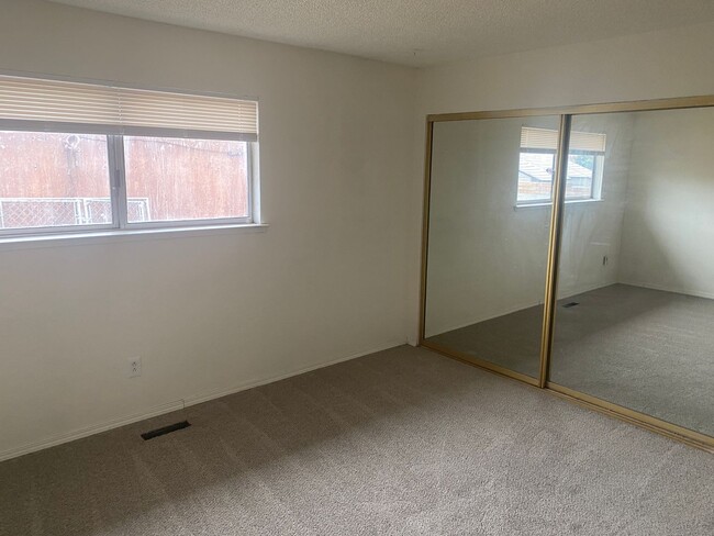 Building Photo - 6660 Peppermint Dr