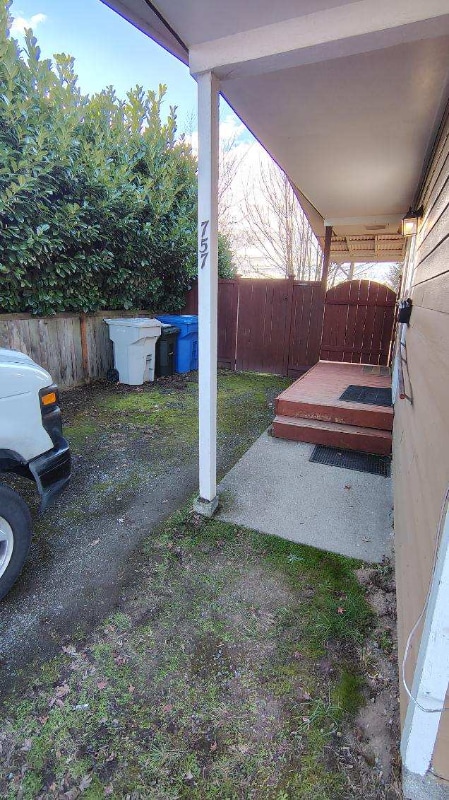 Building Photo - 757 Camas Ave NE