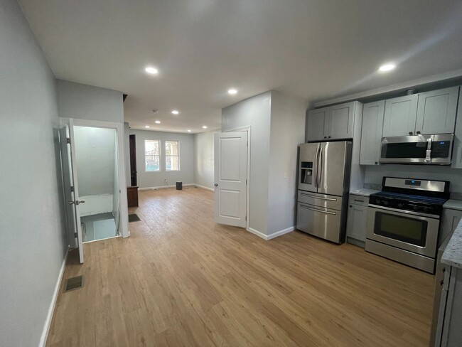 Building Photo - New and Modern 3 Bed. 1.5 Bath Home! W/D! ...