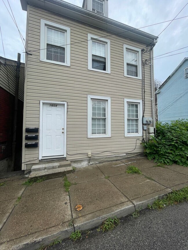 Building Photo - Available NOW! 1st Floor  2 Bed 1 Bath Apa...