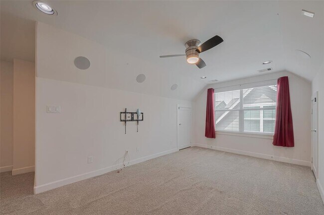 Building Photo - 854 W 20th St