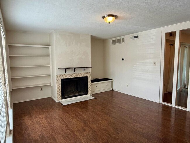 Building Photo - 6910 Hart Ln
